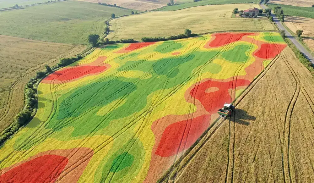 Immagine di mappatura agricoltura con drone e analisi del terreno.