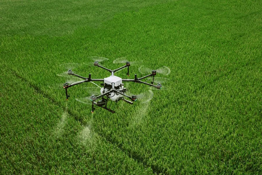 Trattamenti aerei con drone: efficacia, normativa e vantaggi rispetto ai metodi tradizionali