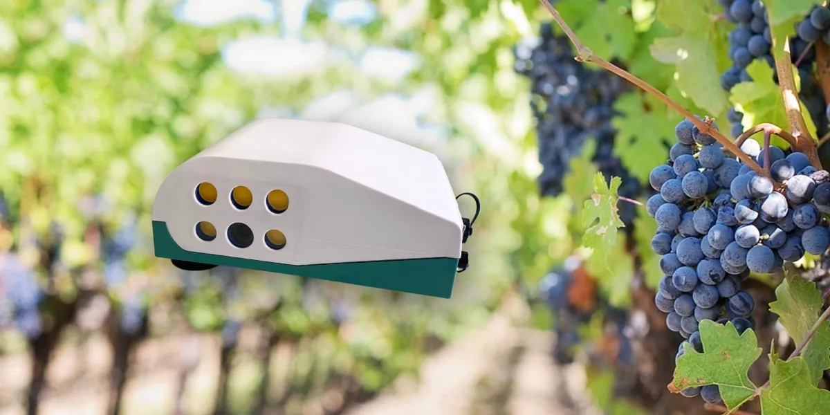 Il sistema iTractor di Agrobit montato su trattore in vigneto
